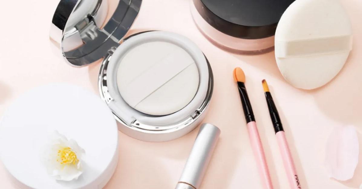 เครื่องสำอางเกาหลีที่วางเรียงกัน มีพัฟฟองน้ำ กระจก และแปรงแต่งหน้า บนพื้นสีอ่อน