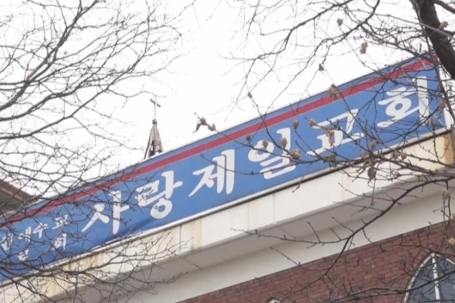 親密的兩人擁抱在一起，其中一人將頭倚靠在另一人肩上，背景泛白模糊