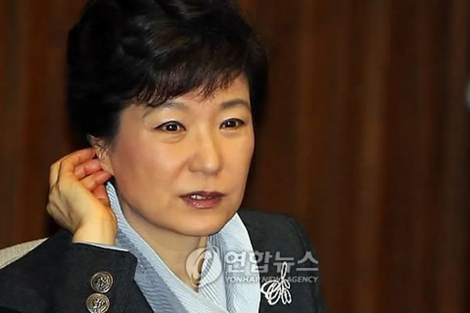 眾多韓元紙幣散落在桌面上，展示不同面額的紙幣，包括1000元及5000元韓元