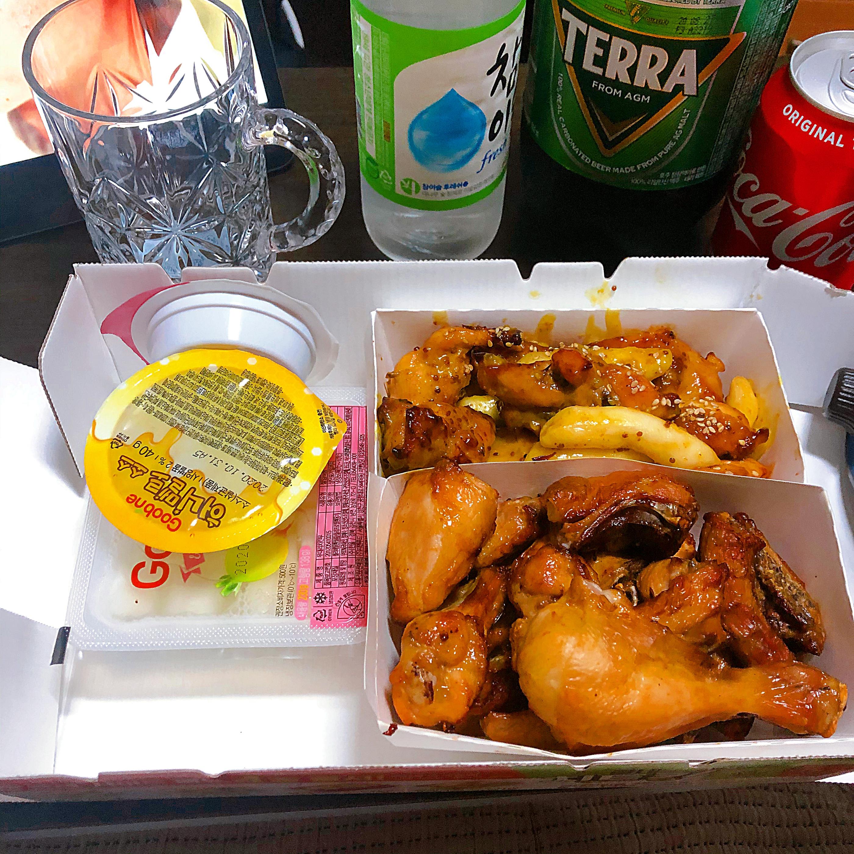 香港嘅夜晚，一盒韓國炸雞加上飲品，為宵夜增添樂趣。