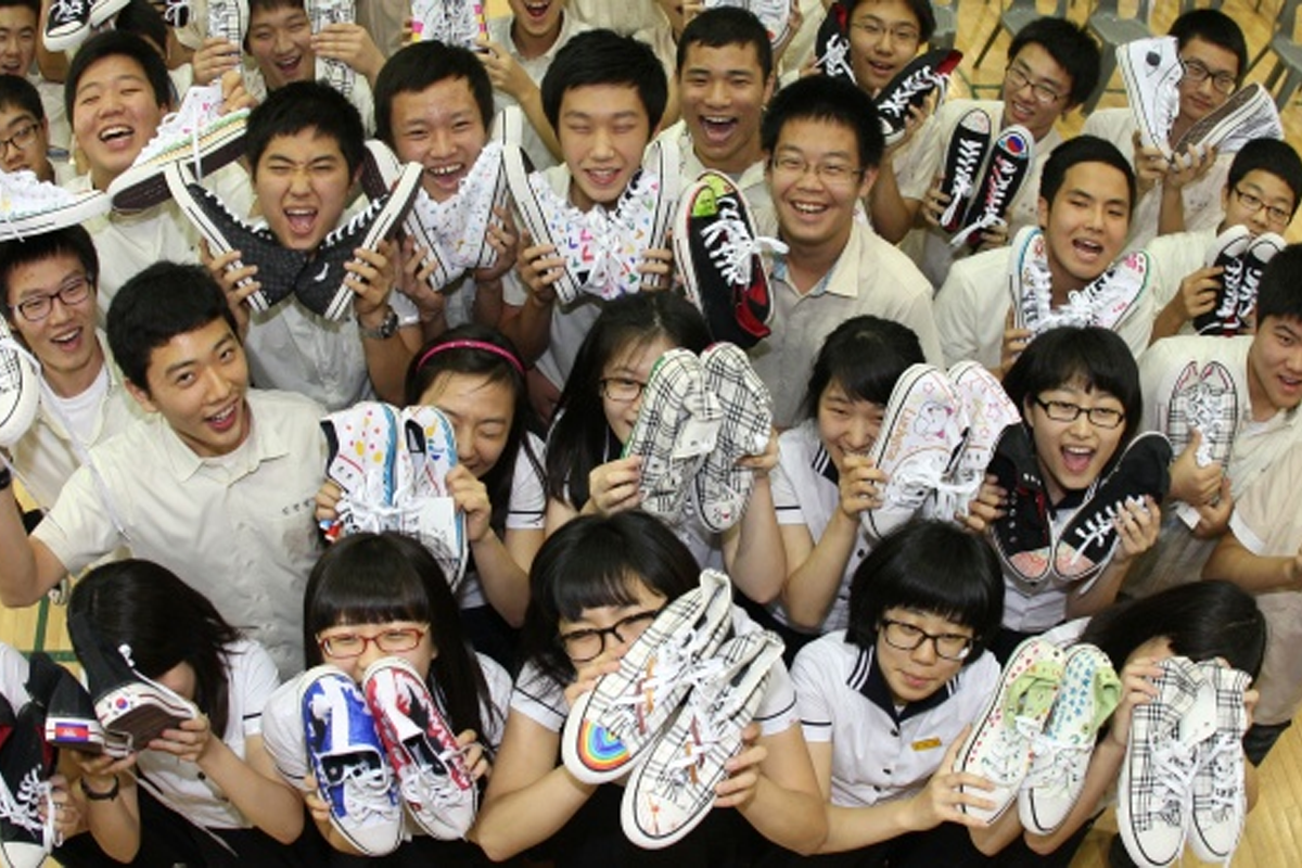 韓國中學生展示不同款式和顏色的運動鞋，展現校園自由的穿搭文化，打破香港校規的單一校鞋限制。