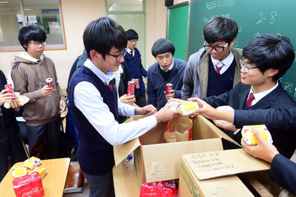韓國中學學生在課室內分發漢堡包，體驗特別的校園文化，要由班長請全班同學吃漢堡包。