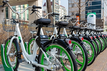 韓国の公園での電動キックボードに乗る様子。