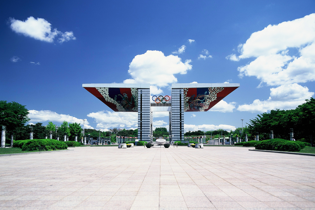 韓国ソウルにあるオリンピック公園の壮大な門。