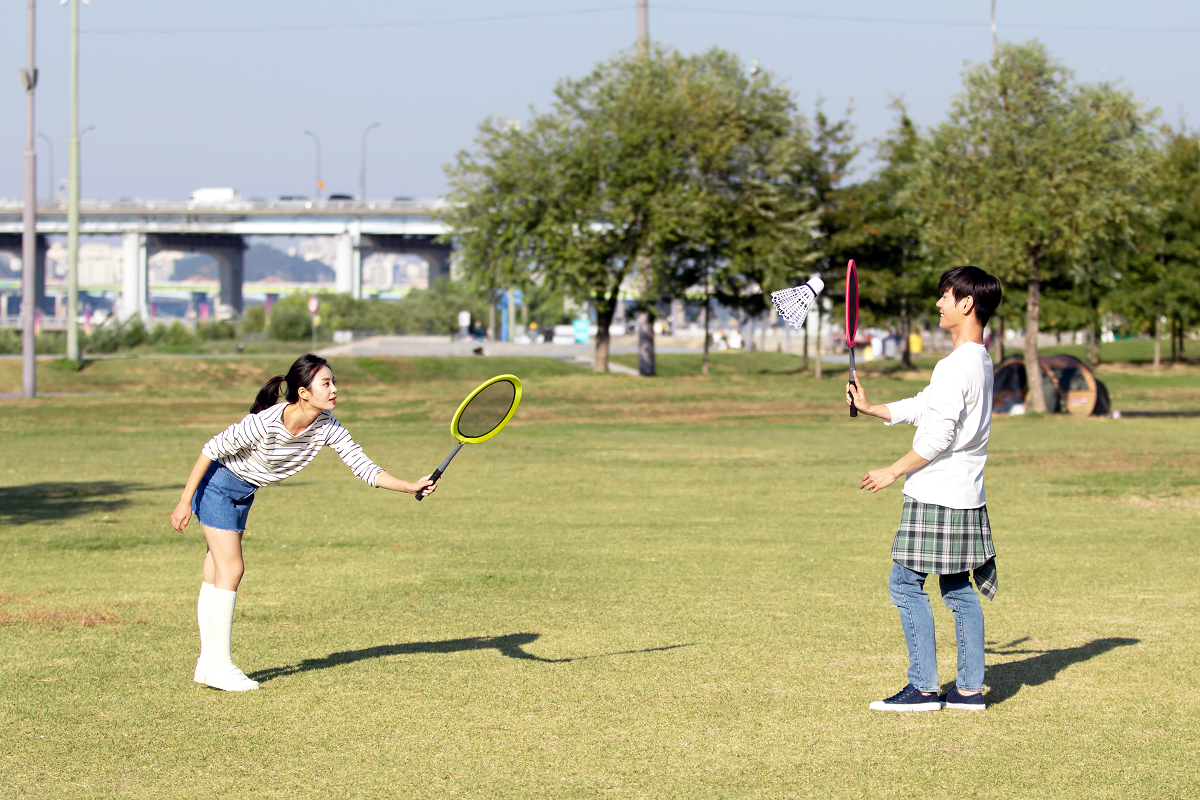 韓国の公園で楽しむ貸し出し自転車の準備の様子。