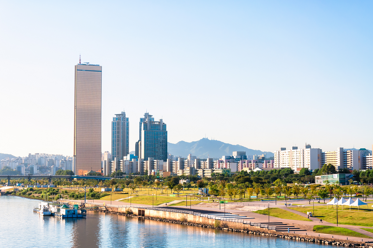 夜の盤浦大橋の噴水ショーを楽しむカップル。