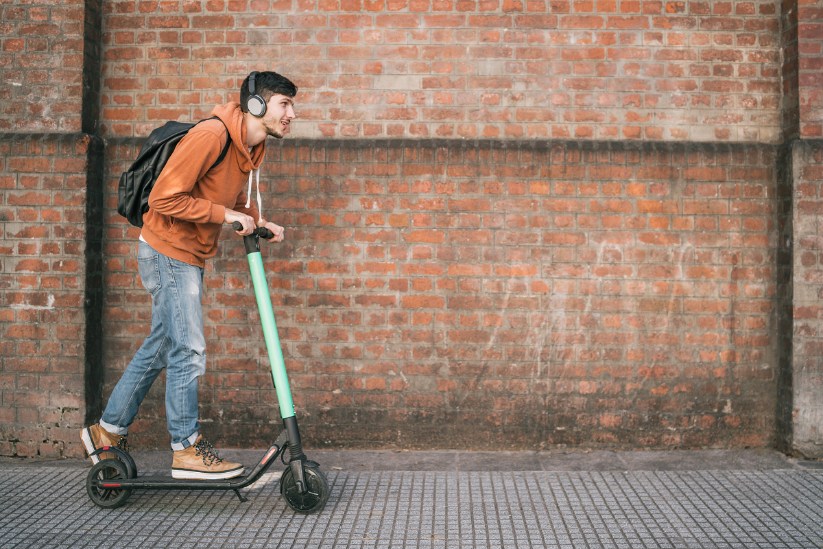 ソウルハンガン沿いのウォーキングコースで歩く人。