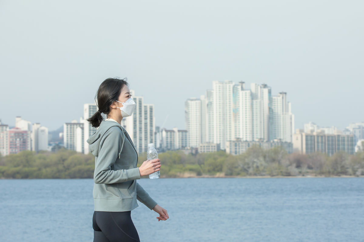 公園のスケートボード場で立っている若者たち。