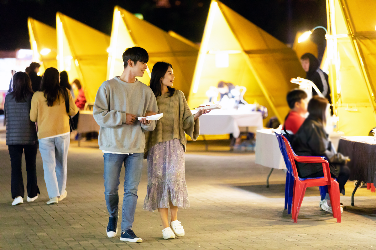 トッケビナイトマーケットの光景でのカップルの散策。