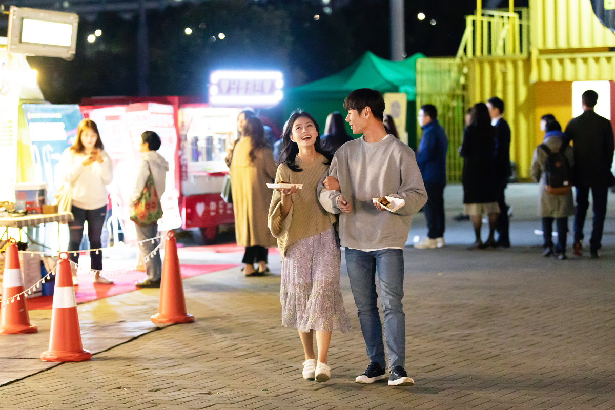 新緑に囲まれた韓国の公園の並木道。