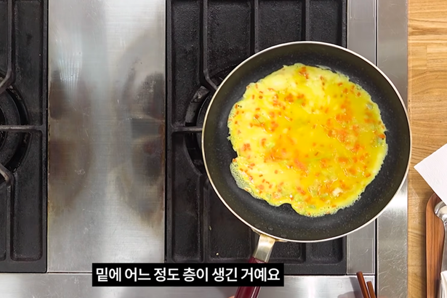 煎蛋液中加入胡萝卜和葱，烹饪过程显示熟度为时尚点