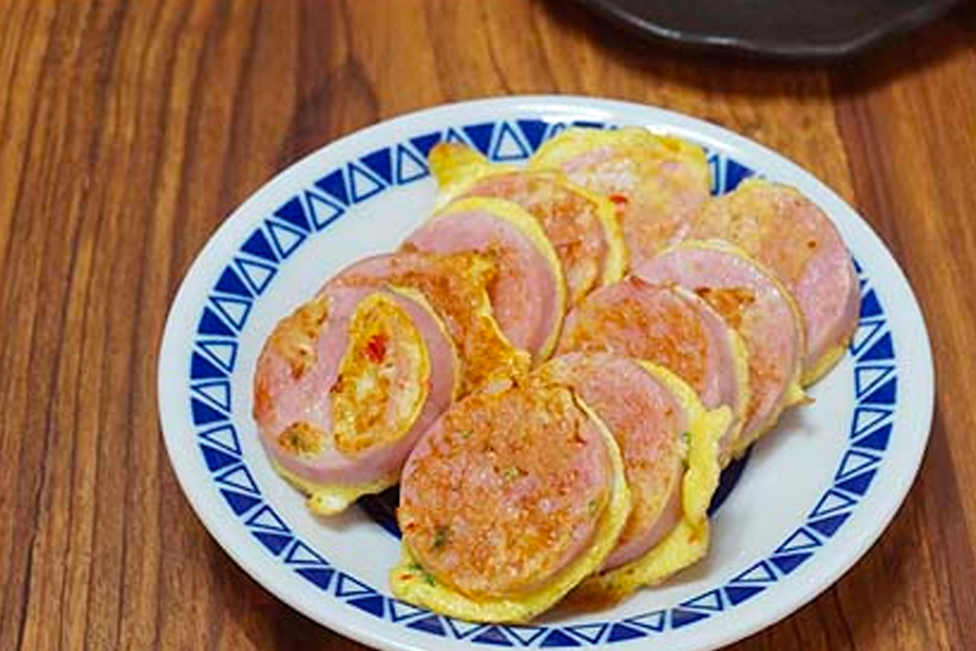 完成的煎火腿片呈现金黄色，搭配白饭是不错的选择