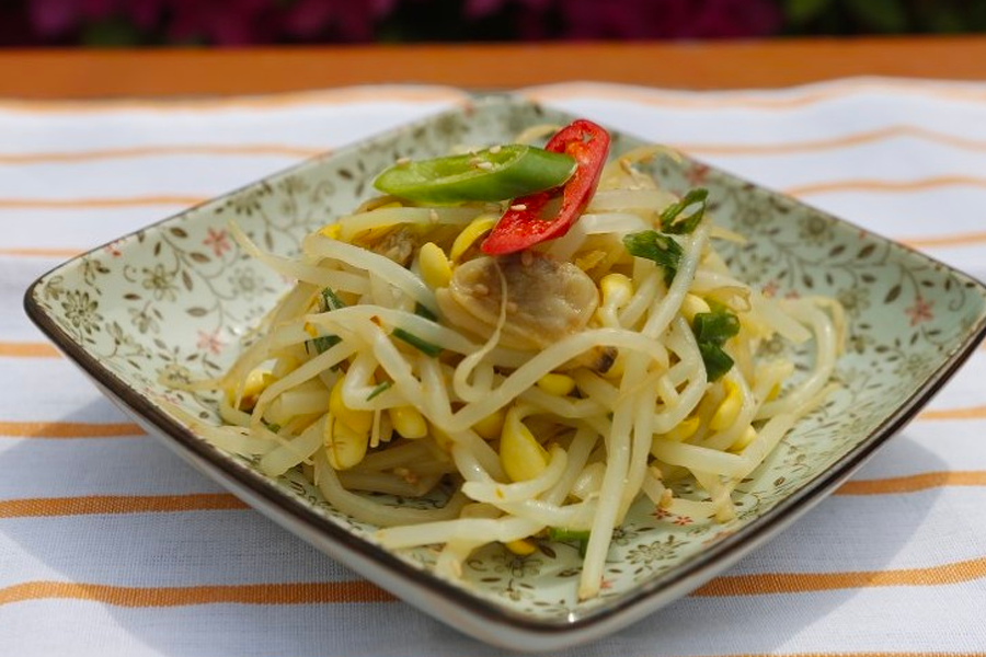 凉拌黄豆芽摆盘，豆芽搭配色彩鲜艳的辣椒和葱段