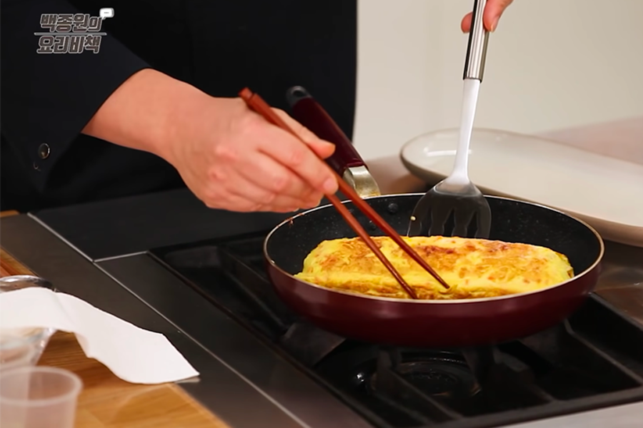 煎鸡蛋卷切片摆盘，展现出金黄色泽的韩国小菜