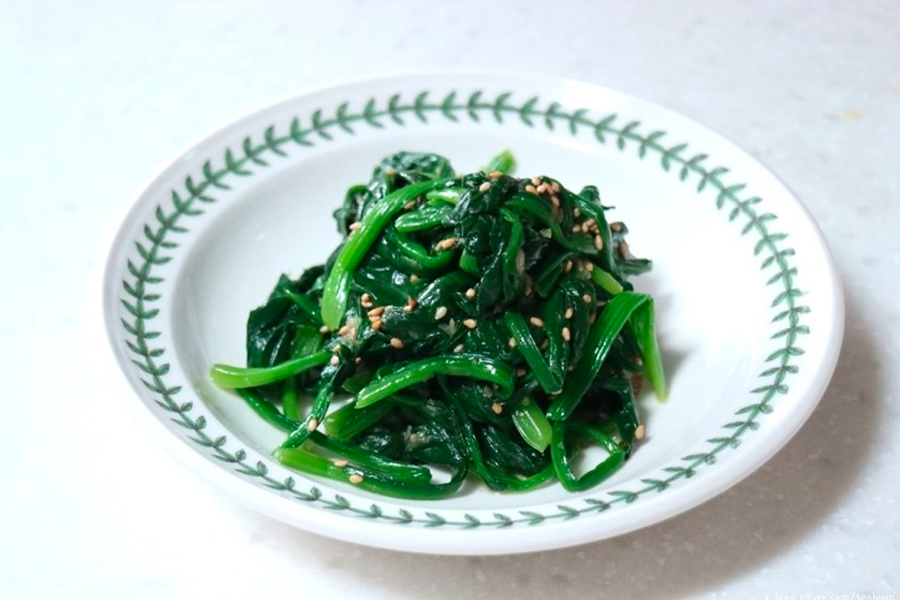 凉拌菠菜，菠菜鲜绿色与芝麻点缀让人食欲大开