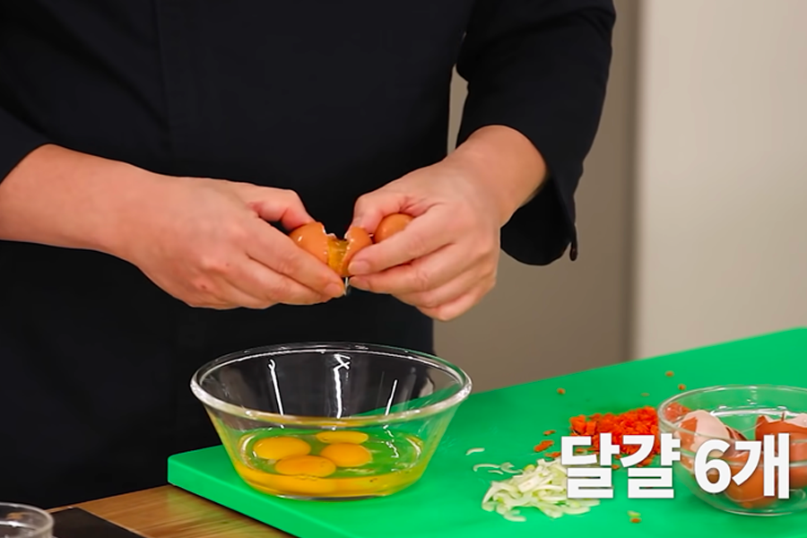 手将鲜鸡蛋分开并放入碗中，准备鸡蛋卷