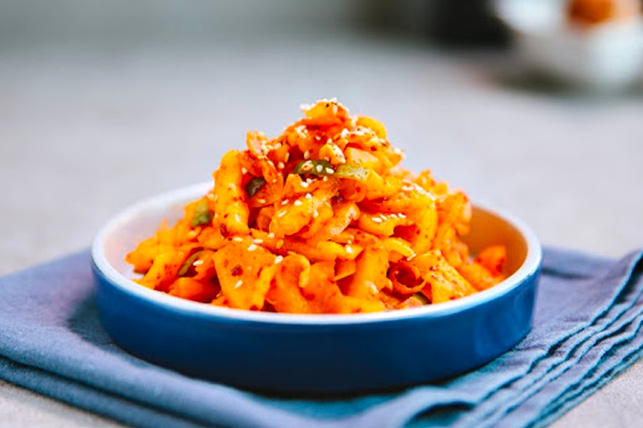 韩式腌萝卜切片放置在蓝色的盘子上，适合当小菜