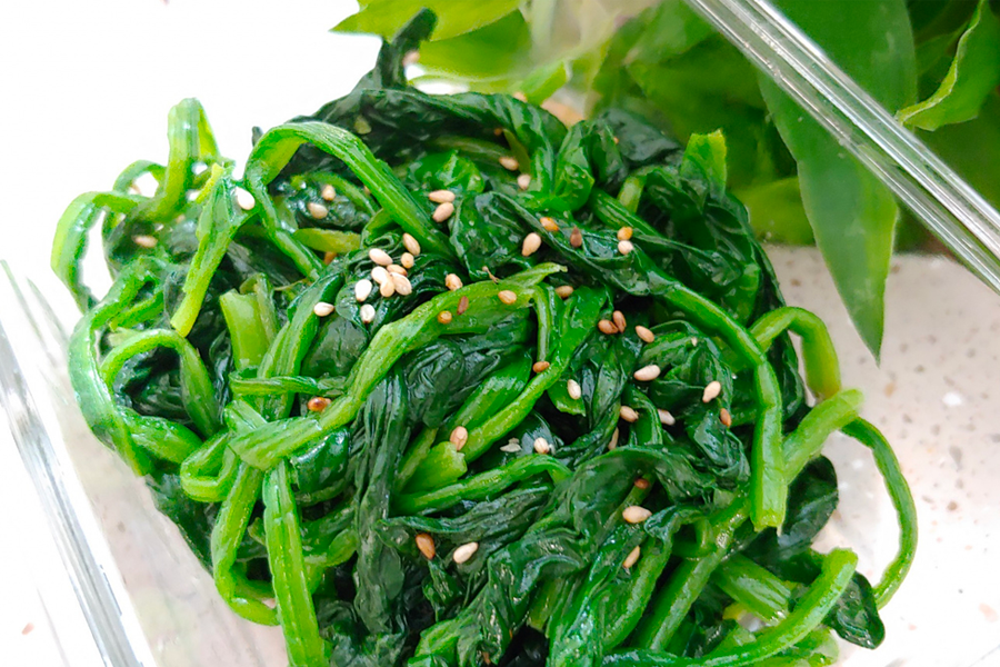 清新绿色的凉拌菠菜，配合芝麻提升口感