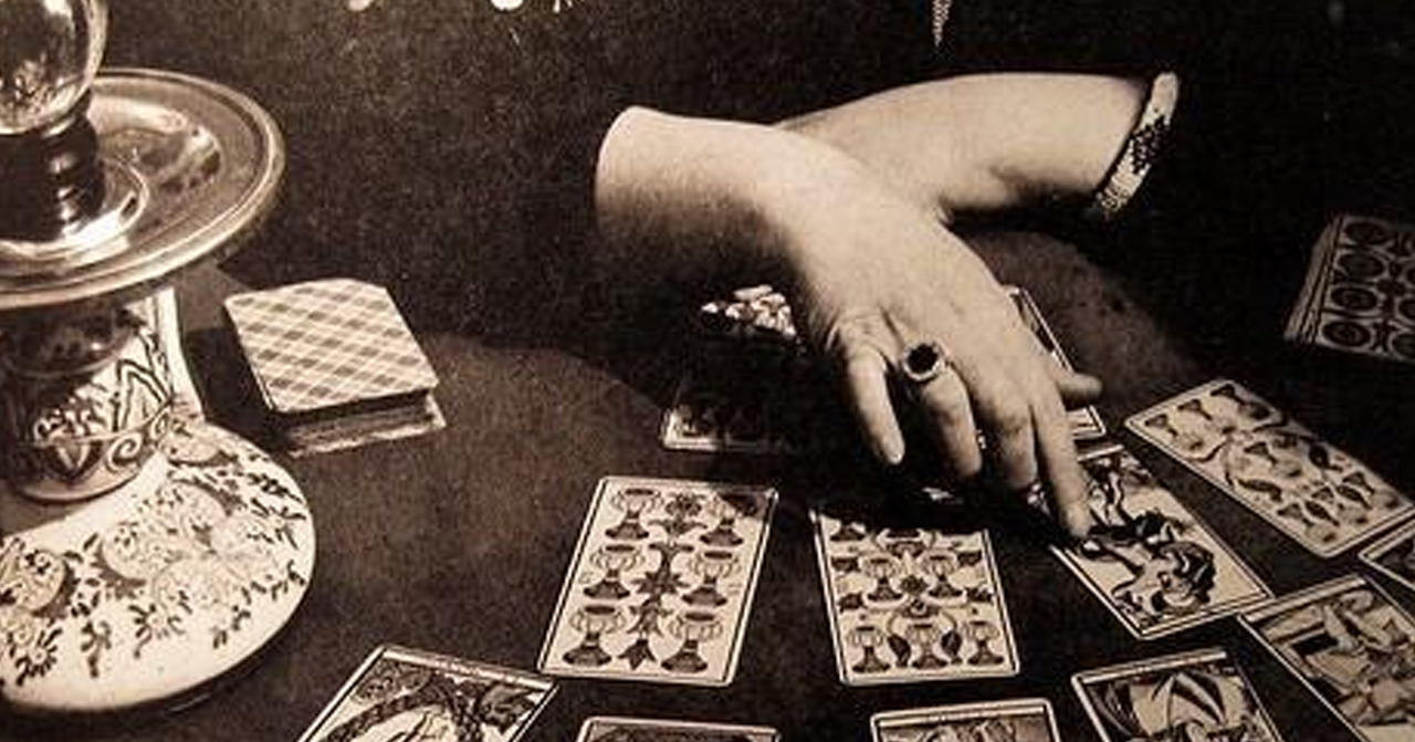 占卜桌，反映韓國的算命文化，桌上放有晶球和卡牌。