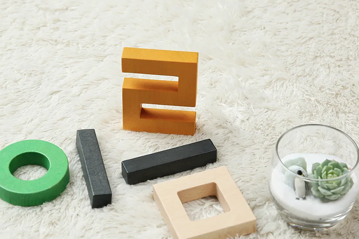 2005年以前韓國人無法改名的象徵性圖示,由不同顏色的積木拼成的文字,營造出限制與束縛的感覺。