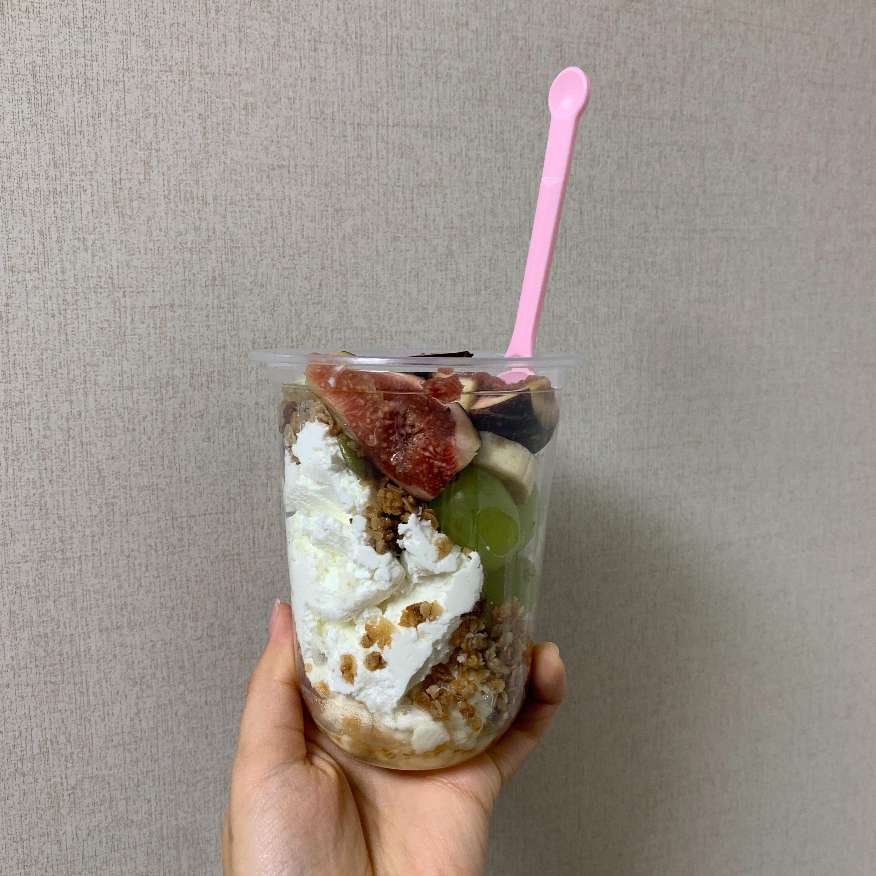 オゴトゥカフェの人気メニュー、シリアルと果物入りギリシャヨーグルト