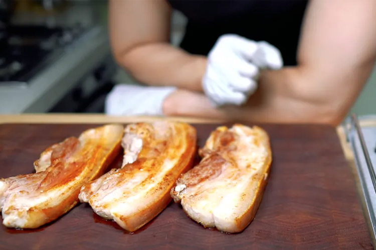 準備好的新鮮三層肉，等待完美的 grilling 以展現韓式烤肉的魅力，令人大快朵頤。