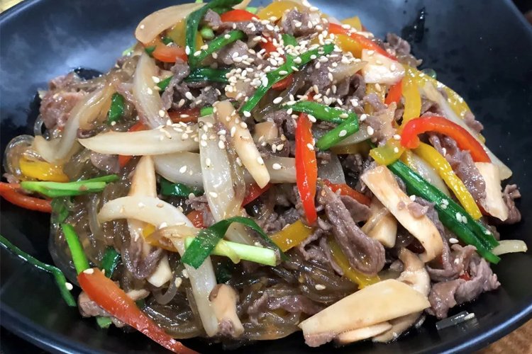 猶如藝術品般擺放的韓式雜菜，讓人一看就充滿食慾，芝麻油的香氣昇華了整道料理。