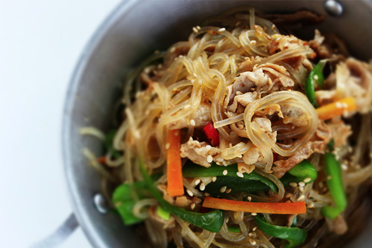 大片海苔包裹的韓式雜菜，金黃的韓式冬粉與蔬菜完美混合，視覺與味覺的享受。