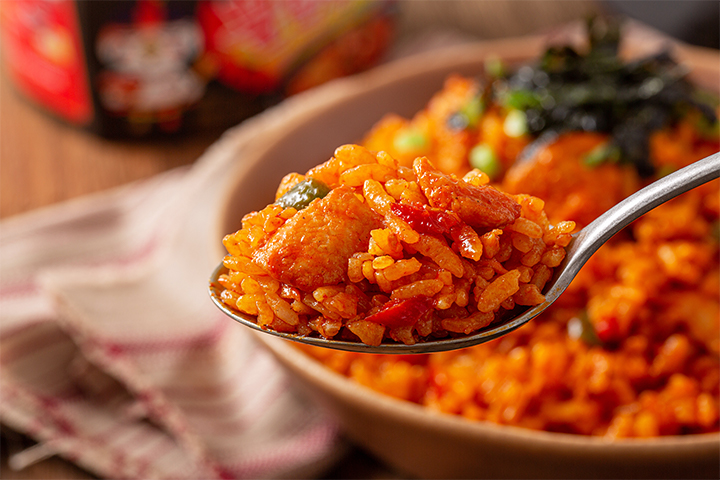 韓式炒飯圖，在盤中散發著誘人的香氣，豐富的食材配上芝麻油讓炒飯更具東方魅力。 