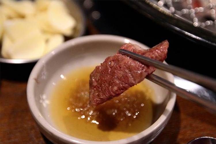 韓式烤肉圖，三層肉沾著香油與粗鹽的美味，每一口都是幸福的滋味，風格獨特。