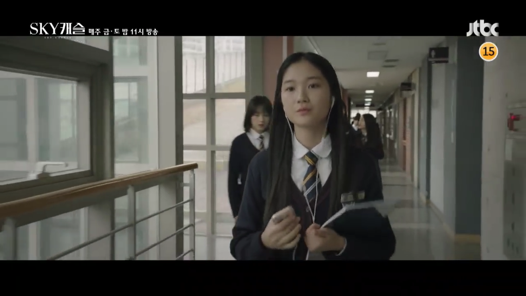 教室裡的學生正在上課，專注於課堂內容。