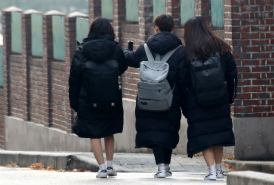 學生們在教室裡進行課堂活動，表現出學習熱情。