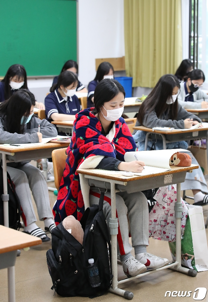 學生們在韓國高中展示學習成果，參與不同課堂討論。