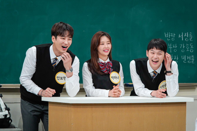 穿著校服的高中學生在教室內進行小組討論。