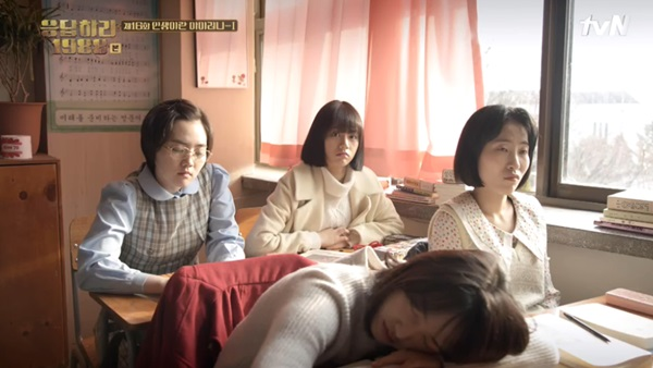 教室裡的高中生在課桌前認真學習。