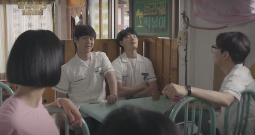 韓國高中生在校園中交流學習心得，分享青春故事。