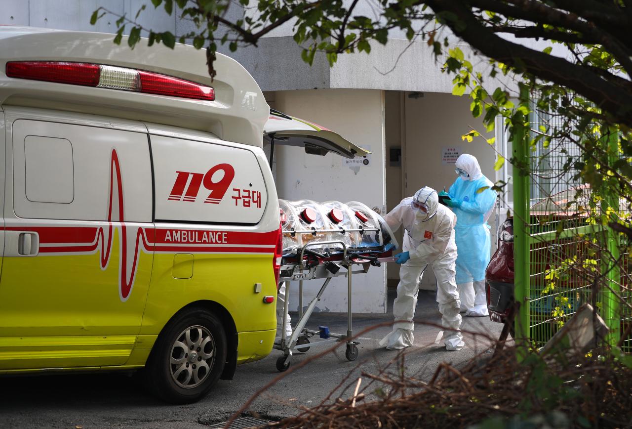 รถพยาบาลในเกาหลีใต้เตรียมความพร้อมรับสถานการณ์โควิด-19 บริเวณด้านนอกโรงพยาบาลเพื่อเคลื่อนย้ายผู้ติดเชื้ออย่างปลอดภัย