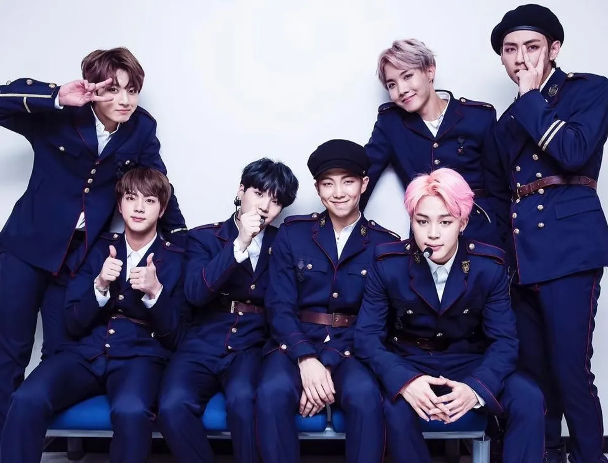 สไตล์การแต่งหน้าที่โดดเด่นของศิลปินหญิงในวง K-pop หลายคน ใส่ชุดและเครื่องประดับหรูหรา