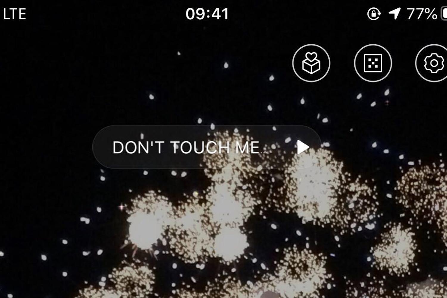 뮤직 앱에서 재생중인 노래 'DON'T TOUCH ME' 가 보이는 스마트폰 화면