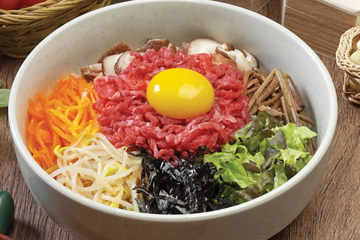 韩国豪华版拌饭,展示顶级食材和精致摆盘。