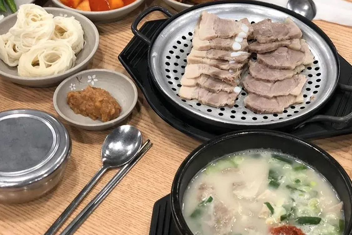 韩国不同地区的猪肉汤饭,突显韩国美食的多样化与地方特色。