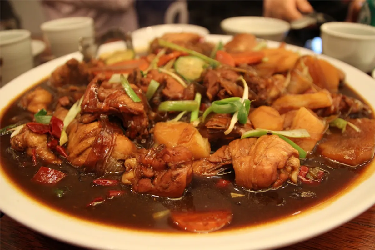 韩国安东炖鸡,包含各类香料和蔬菜,是韩国经典炖煮风味的代表。