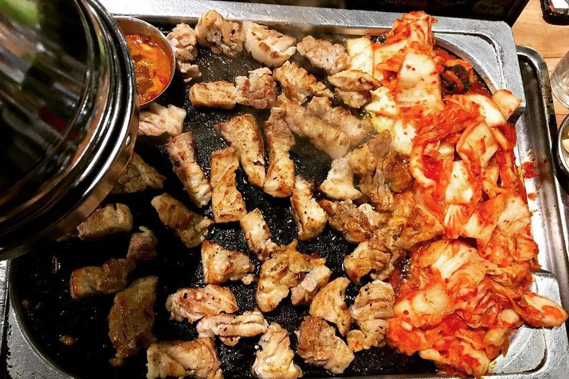 韩国三层肉与泡菜的美味搭配,展示韩国烤肉的经典风味。