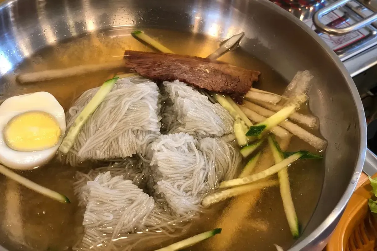 清凉的韩国冷面,展现韩国传统文化背景中的美食魅力。