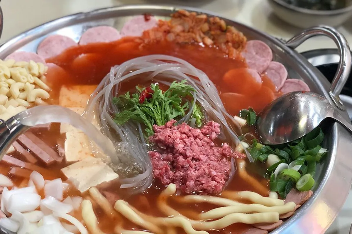 正在准备中的韩国部队锅,展示韩国美食的多样性与融合。