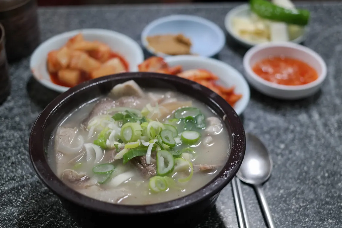 釜山特色的猪肉汤饭,展示韩国的地方性美食文化。