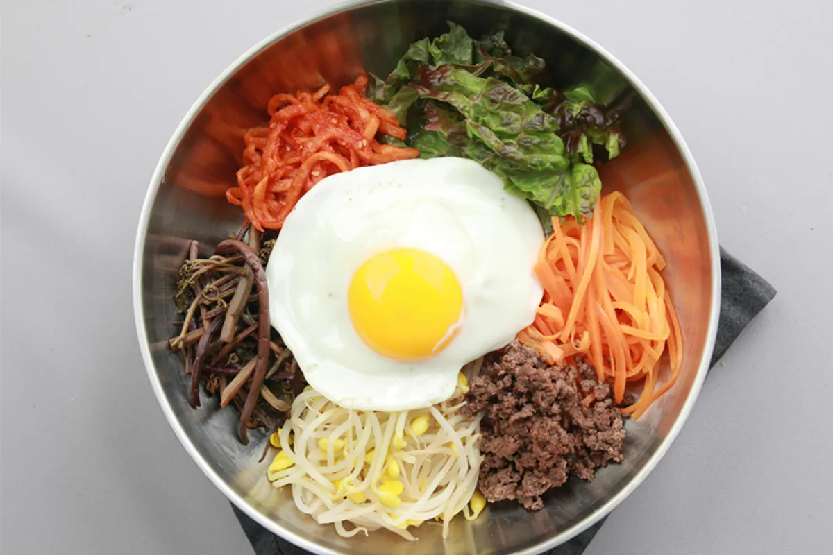 韩国传统拌饭,颜色鲜艳,材料丰富,是韩国饮食的一大亮点。