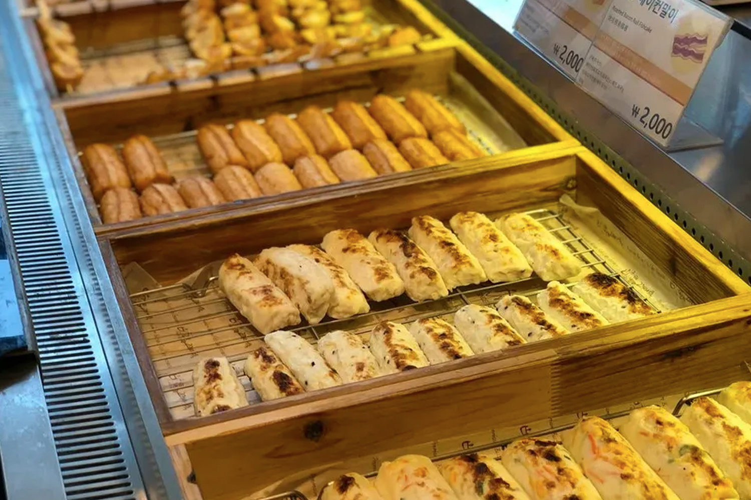 韩国鱼板的多种形态和口味展示,揭示其在韩国美食中的巨大影响力。