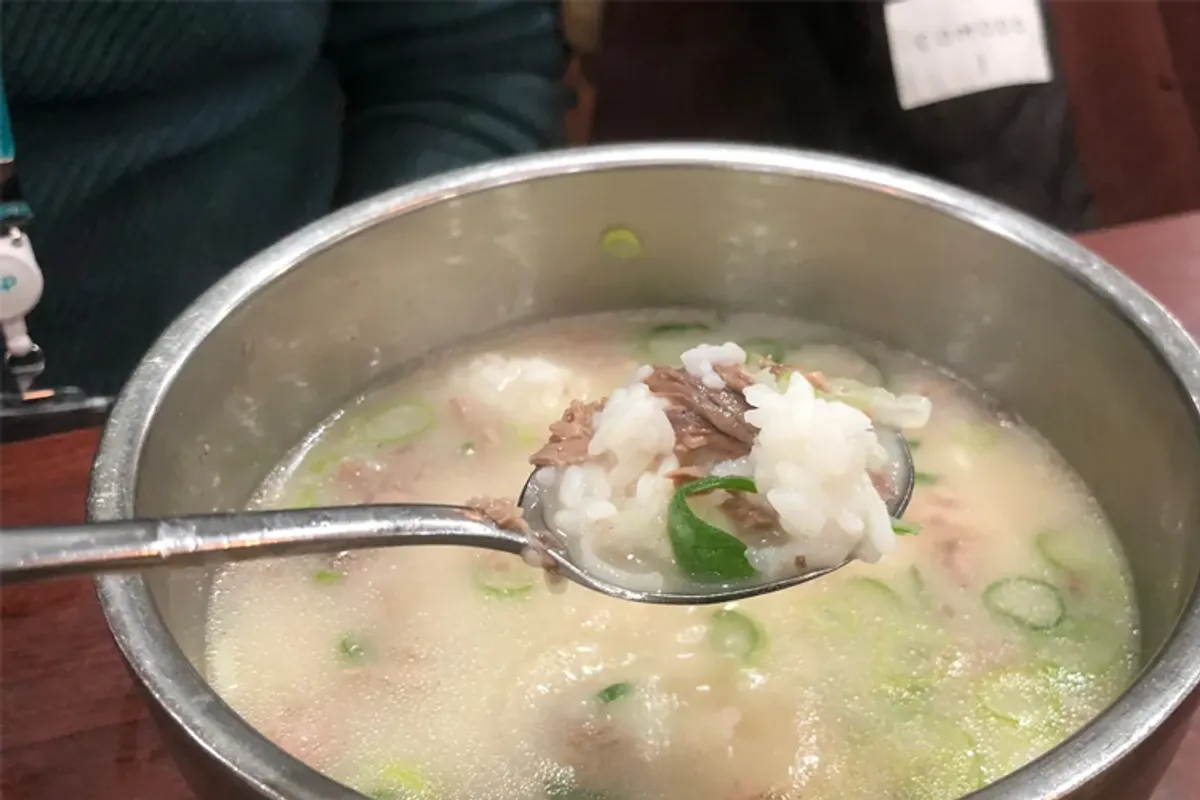 现代版韩国雪浓汤,以牛骨熬制,突出韩国传统烹饪技艺。