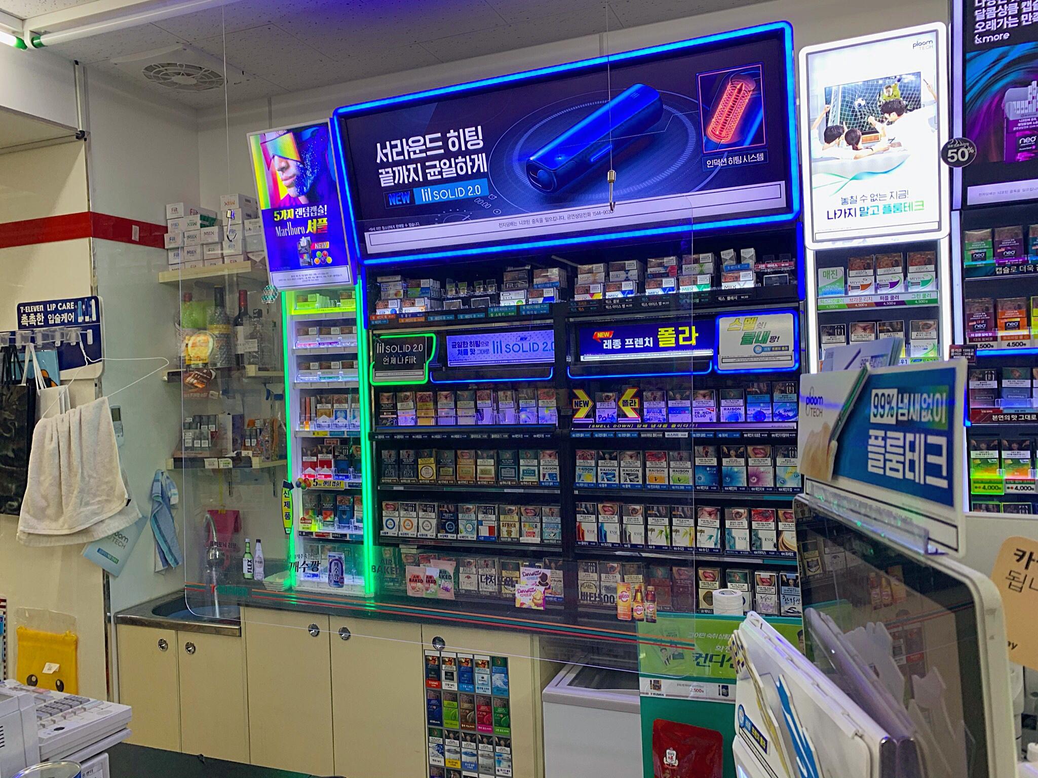 giãn cách xã hội  ở cửa hàng tiện lợi 